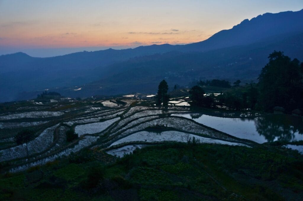 lever du soleil sur les rizières depuis un hôtel à Pugao