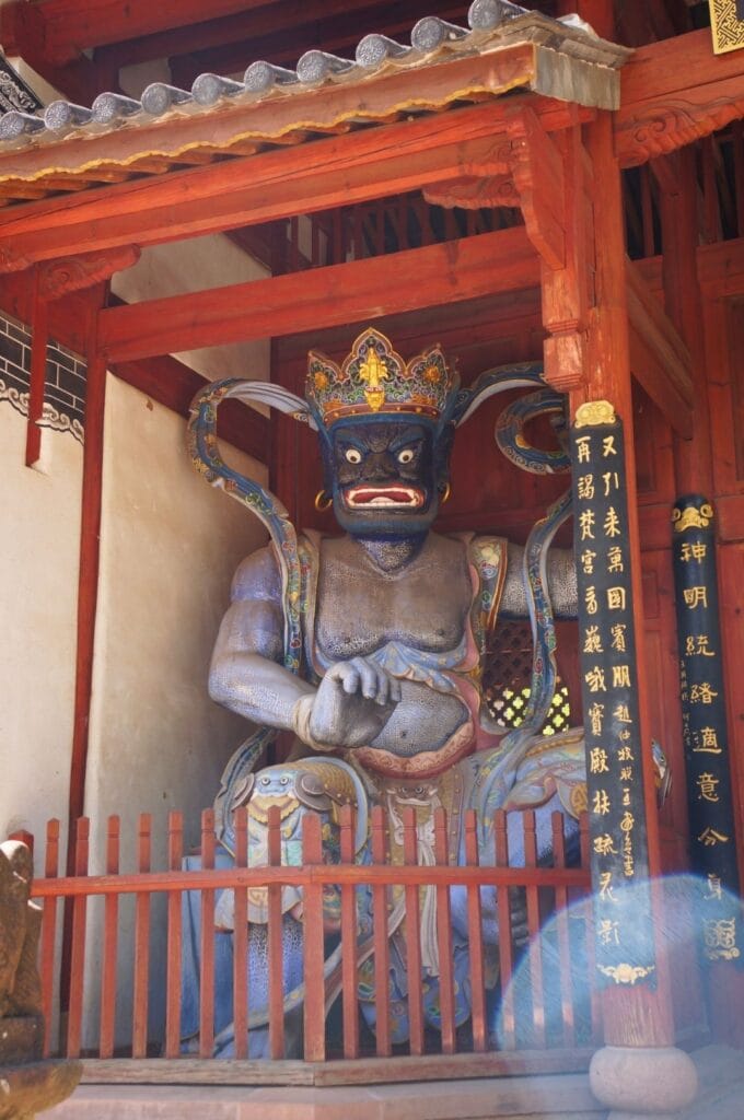 Statue du temple bouddhiste Xingjiao à Shaxi