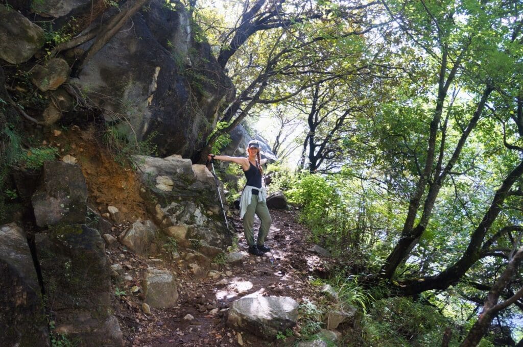Fabienne sur le sentier rocheux du trek
