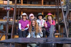 Fabienne posant avec des Chinoises à l'halfway guesthouse