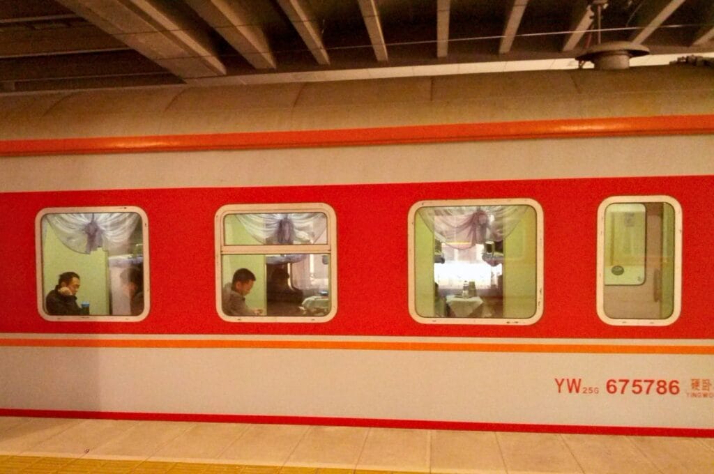 train rouge et blanc en Chine