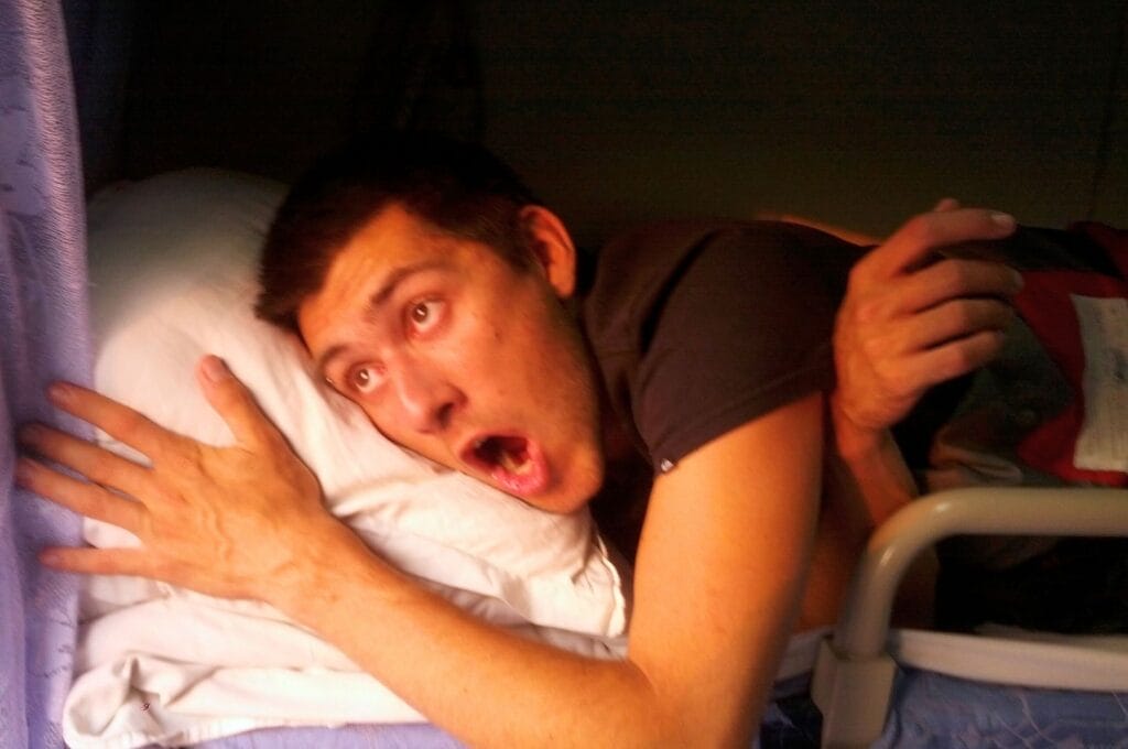 Benoit dans un lit pour un voyage en train de nuit