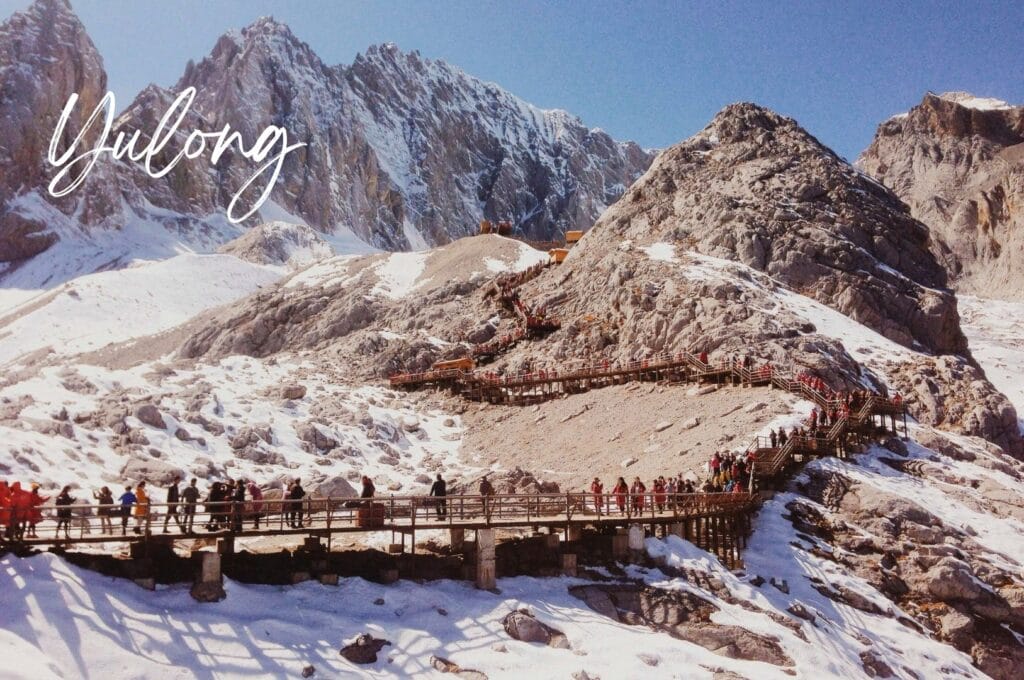 sentier pour accéder au parc des glaciers sur la montagne enneigée du dragon de jade