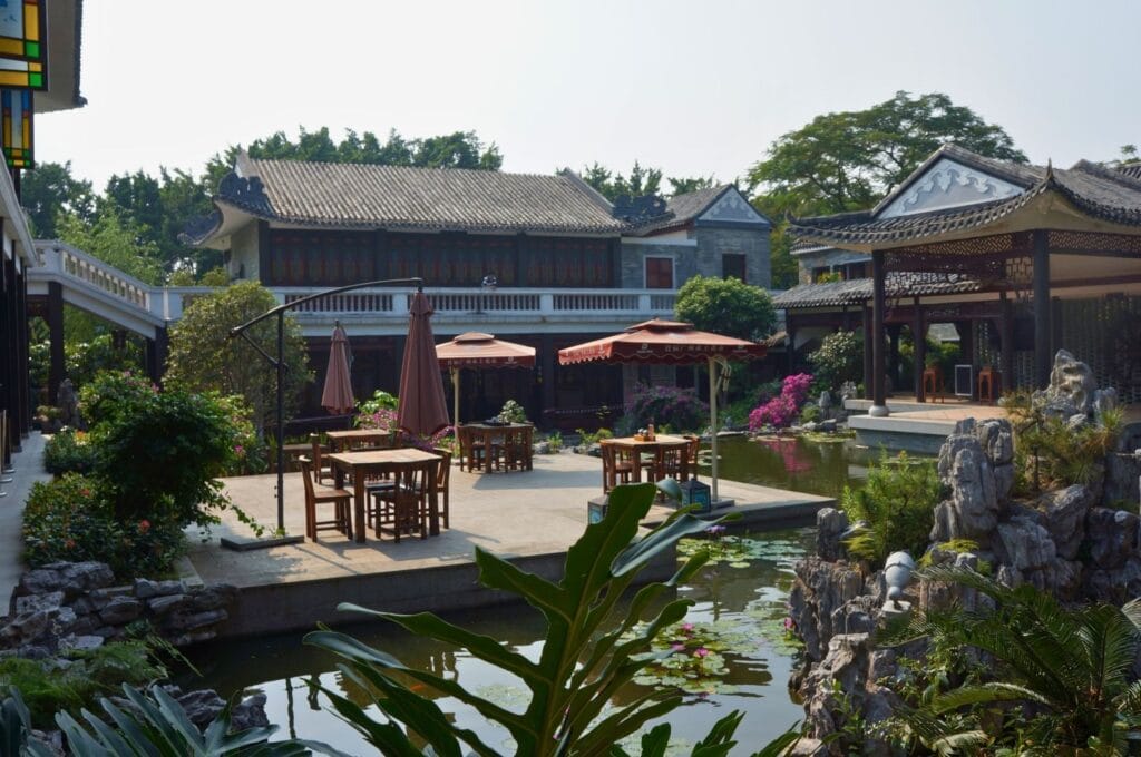 cour intérieure arborée d'un hôtel à Guangzhou