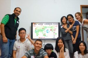 Fabienne et Benoit avec les autres couchsurfers en Chine