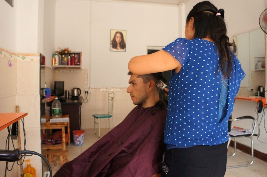 Benoit se faisant couper les cheveux à Xingping