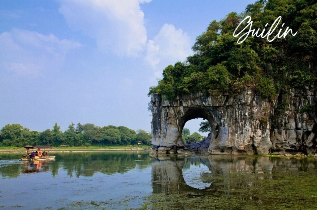 l'Elephant Trunk Hill, la falaise en forme de trompe d'éléphant qui trempe dans la rivière Li à Guilin