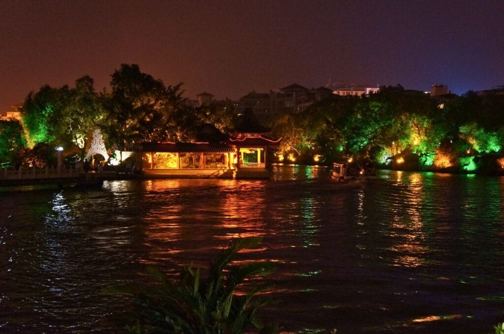 un lac de Guilin illuminé de nuit