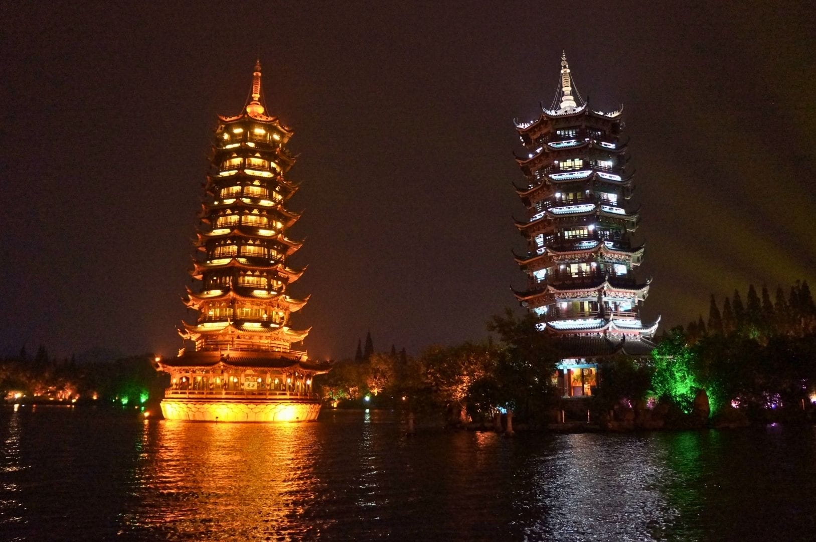 les 2 pagodes de Guilin illuminées de nuit