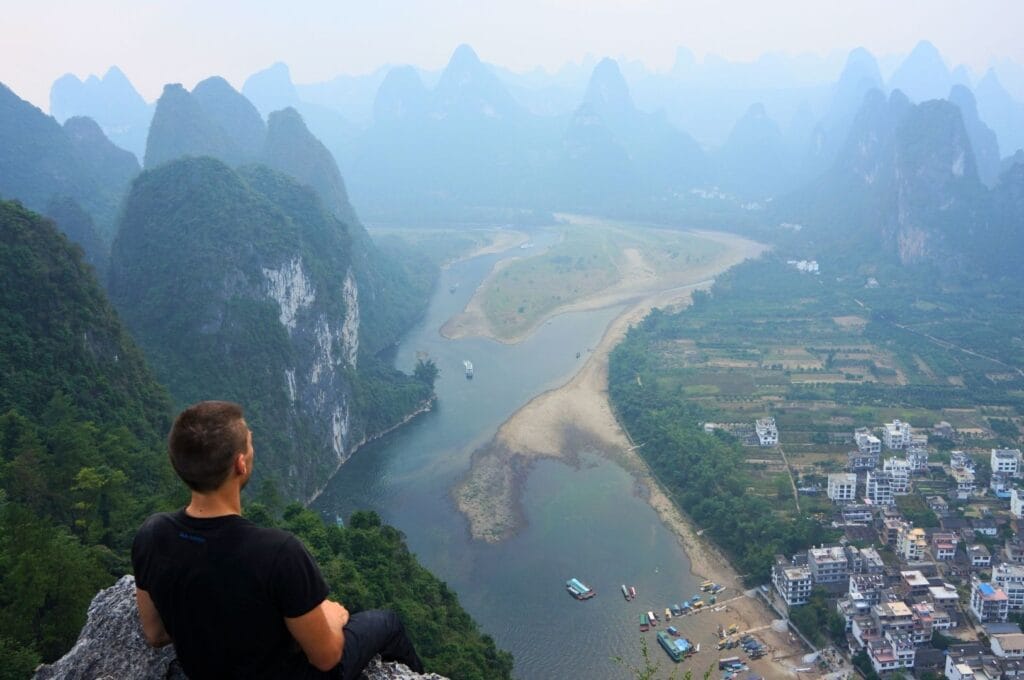 Benoit au sommet Laozhai contemplant la vue sur la rivière Li et les pics karstiques