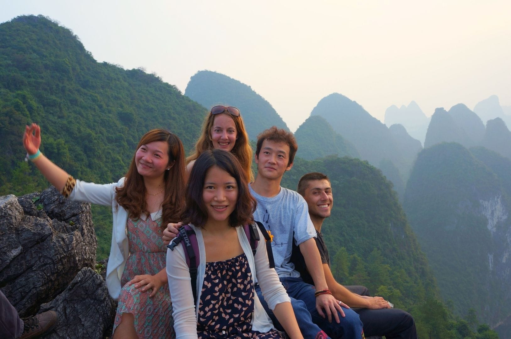 Fabienne et Benoit avec 3 chinois sur la colline Laozhai
