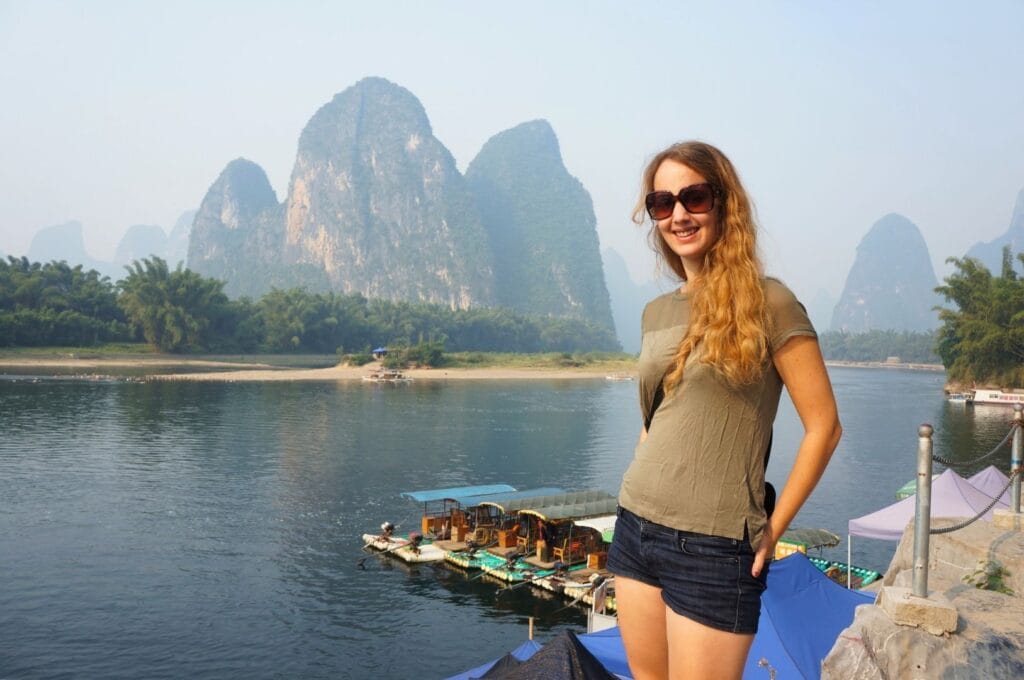 Fabienne au point de vue du billet des 20 yuans, au bord de la rivière Li avec des pics karstiques en arrière-plan