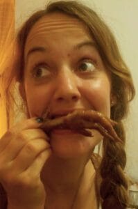 Fabienne mangeant une patte de poulet