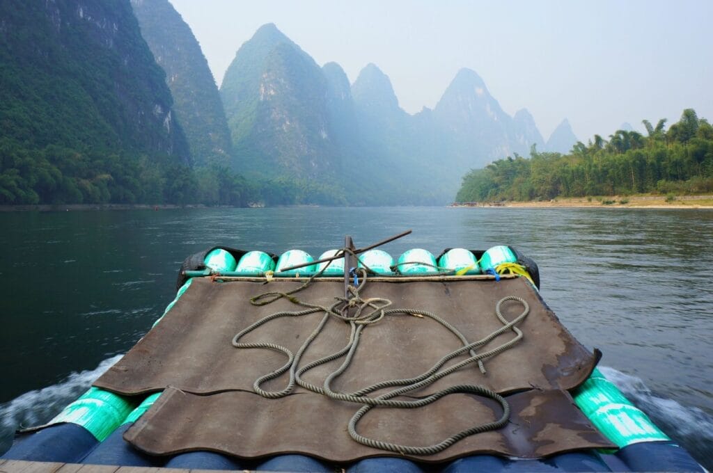 avant du radeau de bambou sur la rivière Lijiang