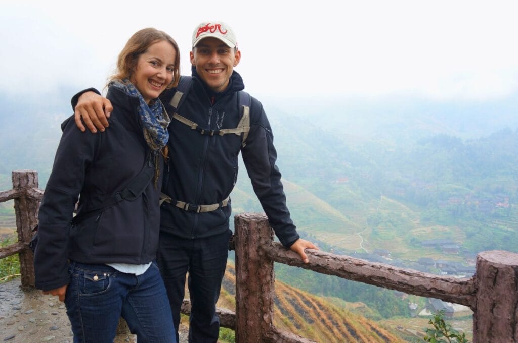Benoit et Fabienne devant les terrasses de Longji dans la brume