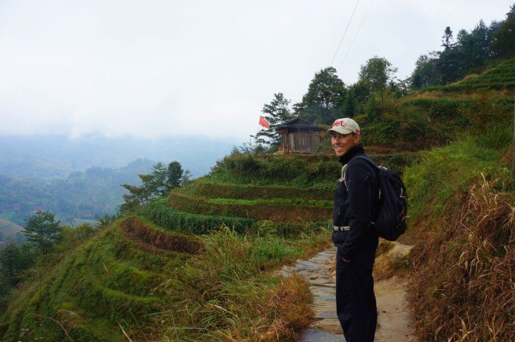 Benoit sur le sentier pavé qui traverse les rizières de Longji