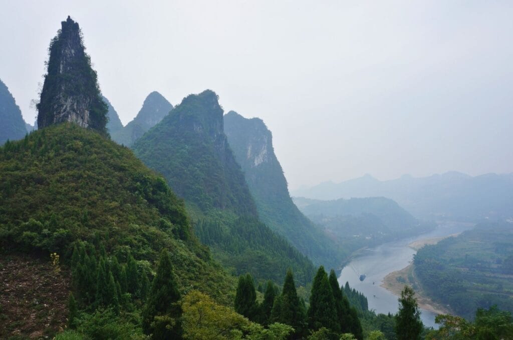 vue sur la rivière Li et les montagnes karstiques autour de Xingping