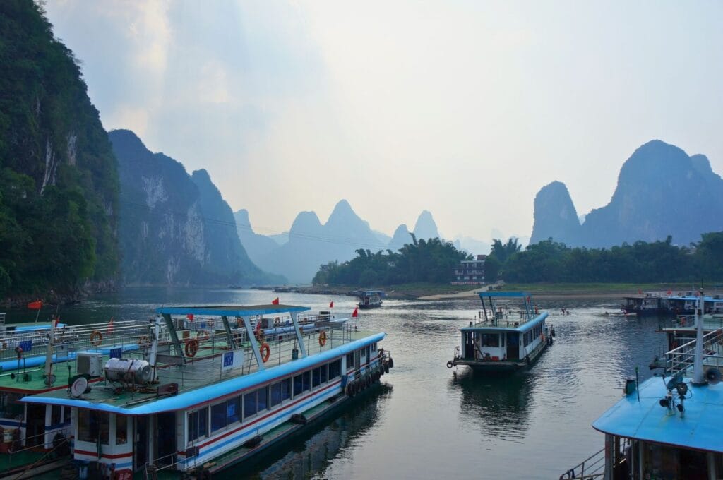 bateaux touristiques qui font la croisière sur la rivière Lijiang