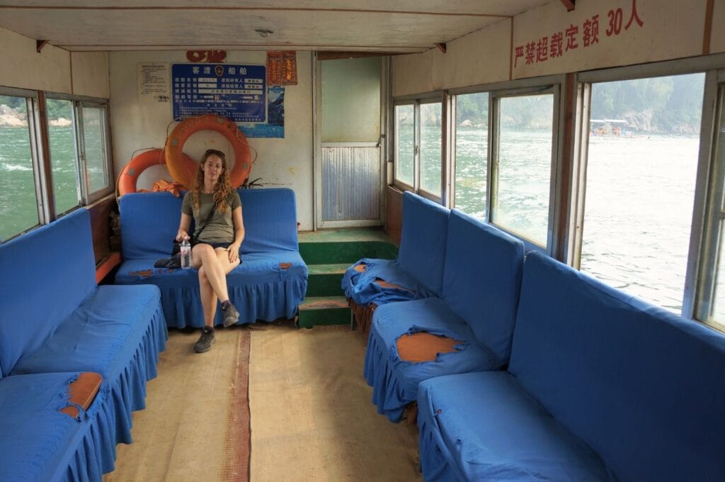 Fabienne dans le bateau qui traverse la rivière Li pour aller de l'autre côté de Xingping