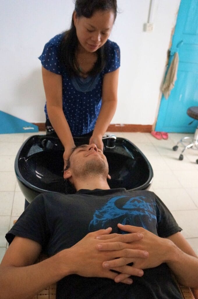 Benoit chez le coiffeur à Xingping