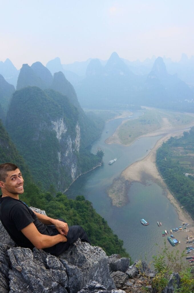 Benoit au sommet du point de vue sur la colline Laozhai à Xingping