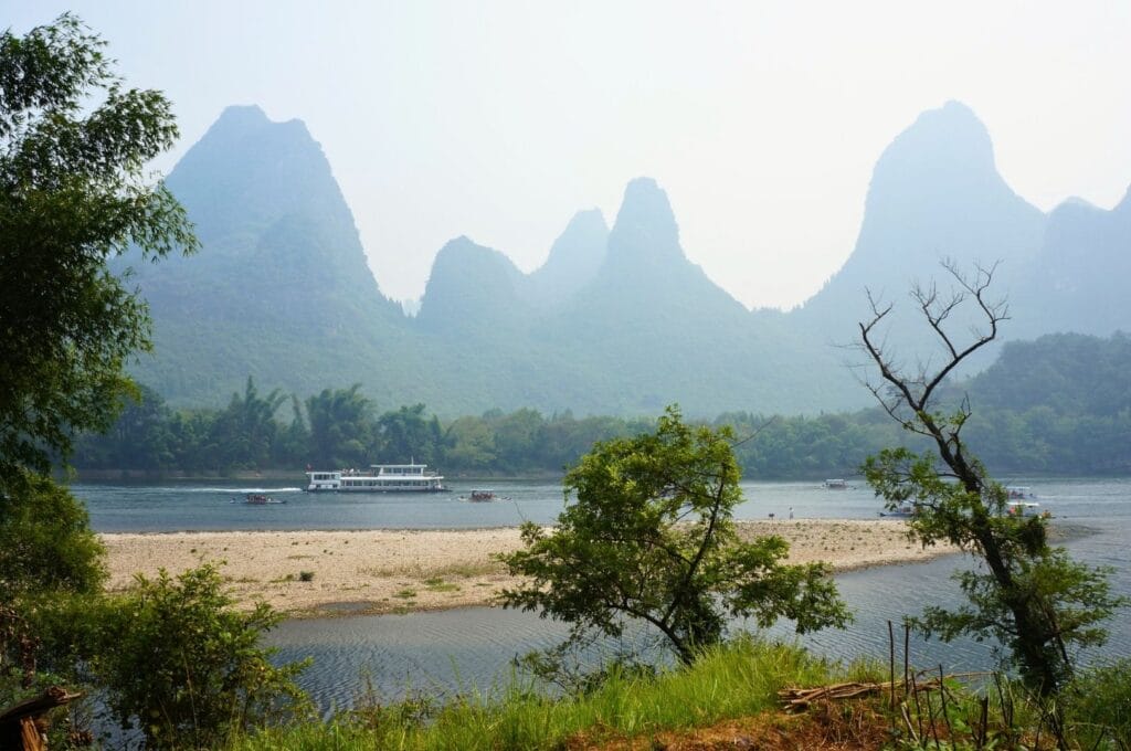 vue sur la rivière Li et les monts karstiques en fond