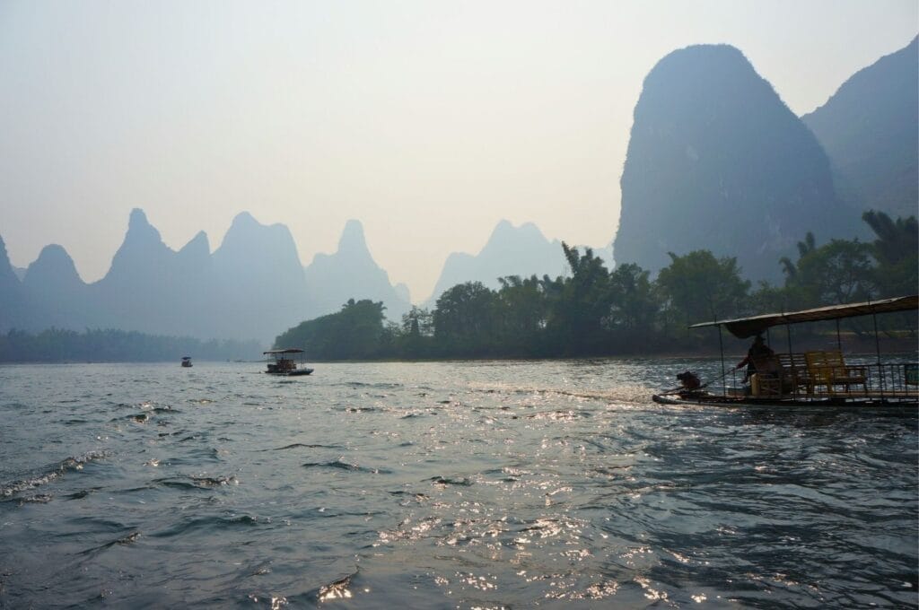 bateaux à moteur sur la rivière Li
