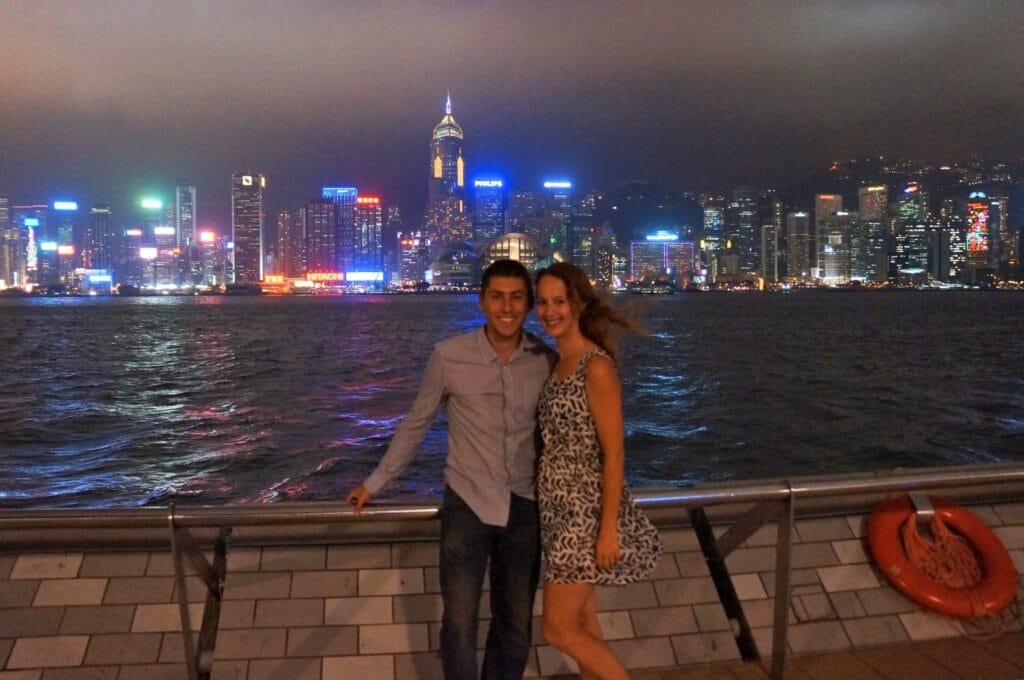 Fabienne et Benoit devant la skyline de nuit