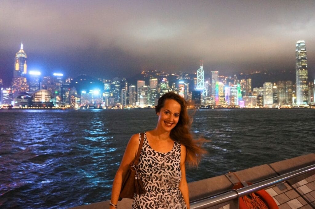 Fabienne devant la skyline illuminée