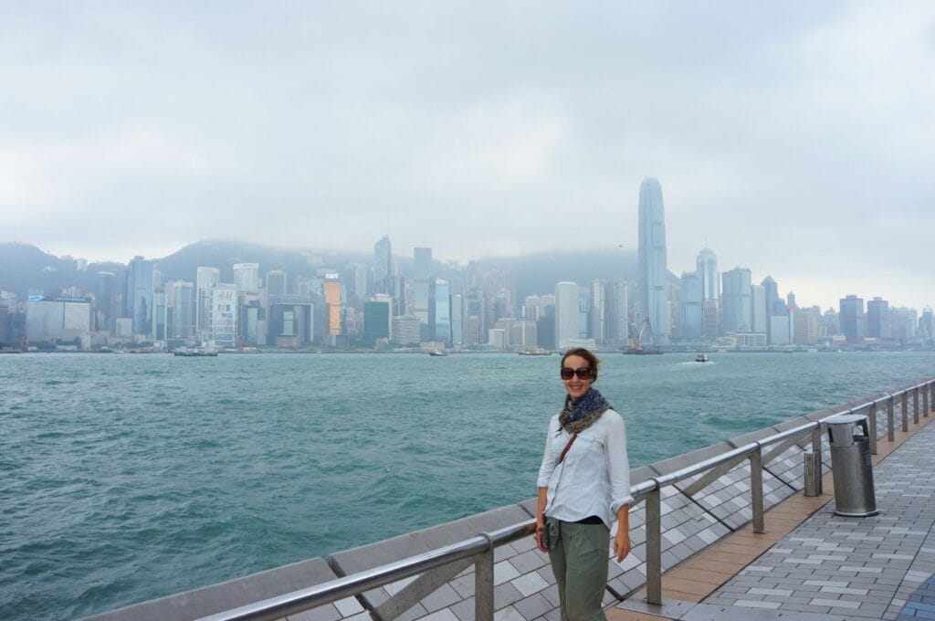 Fabienne sur l'avenue of stars avec la baie de Victoria et la skyline en arrière-plan
