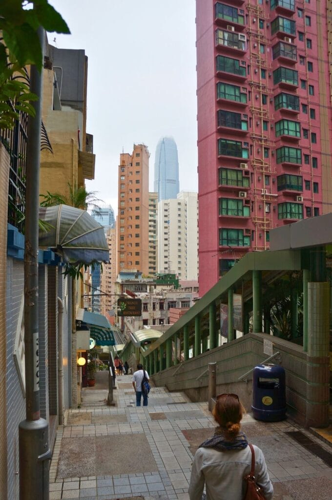 les escalators central mid levels à travers les rues