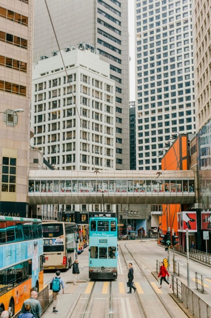 un ding ding bleu entre les buildings