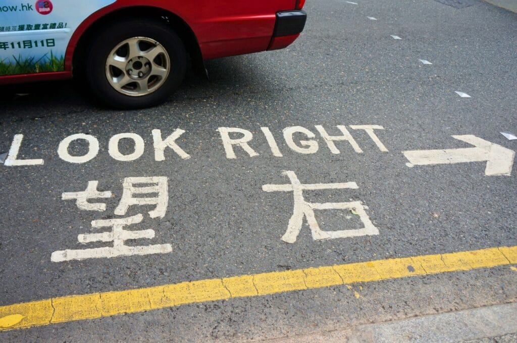 inscription Look Right peinte sur la route pour les piétons