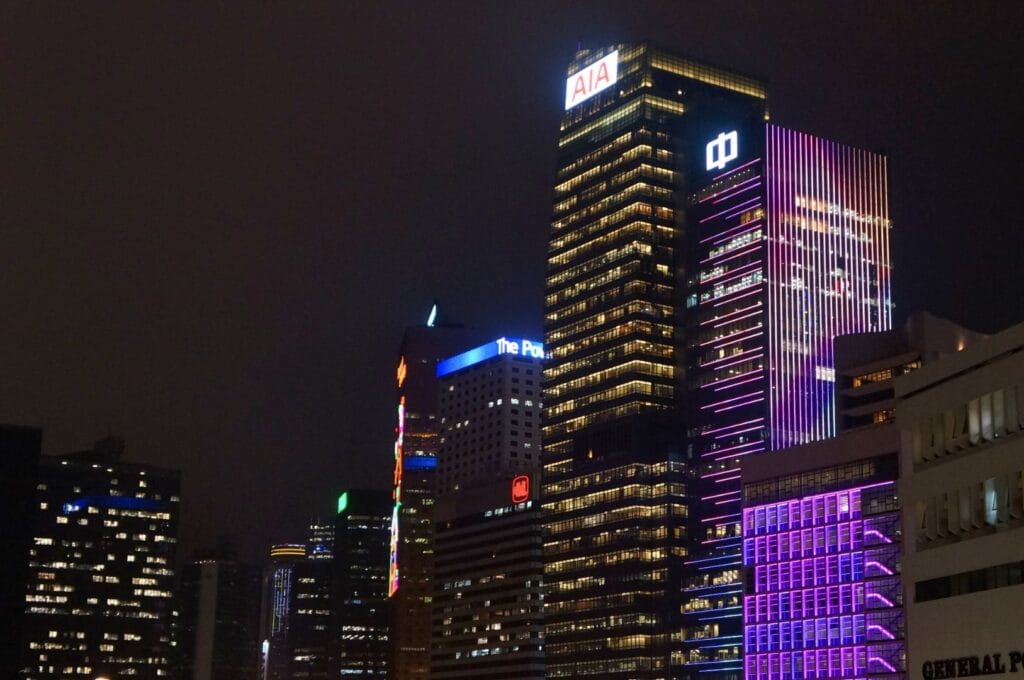 gratte-ciels illuminés