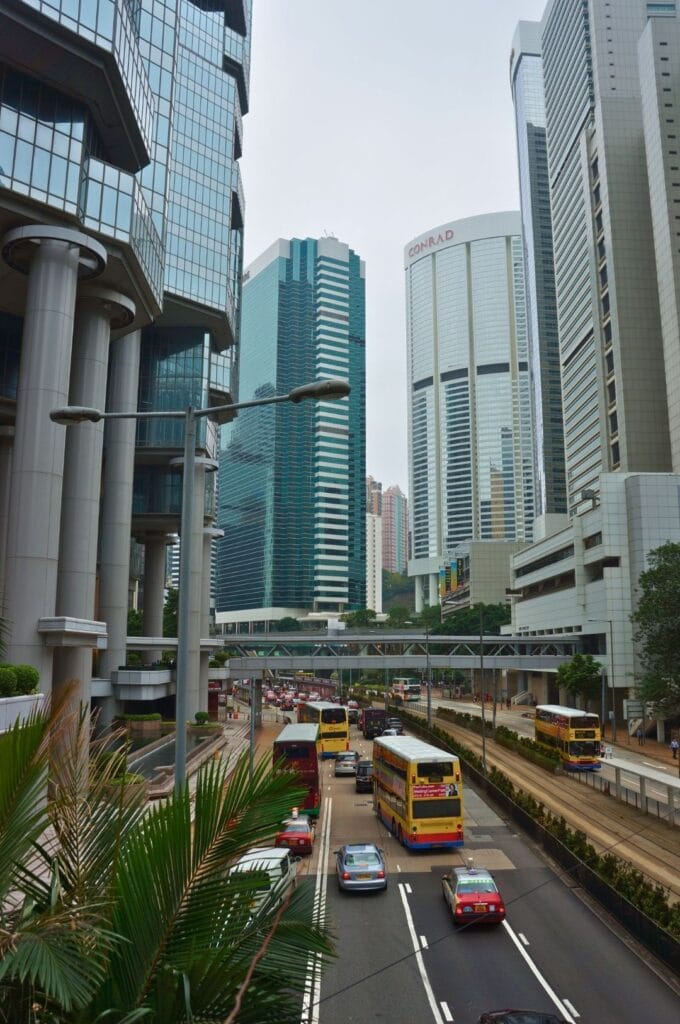 route à travers les gratte-ciels