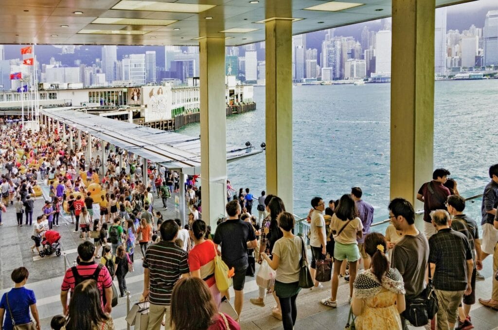 foule sur le port de Hong Kong