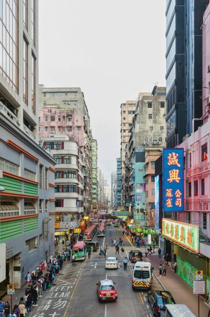 une rue animée dans le quartier de Mong Kok