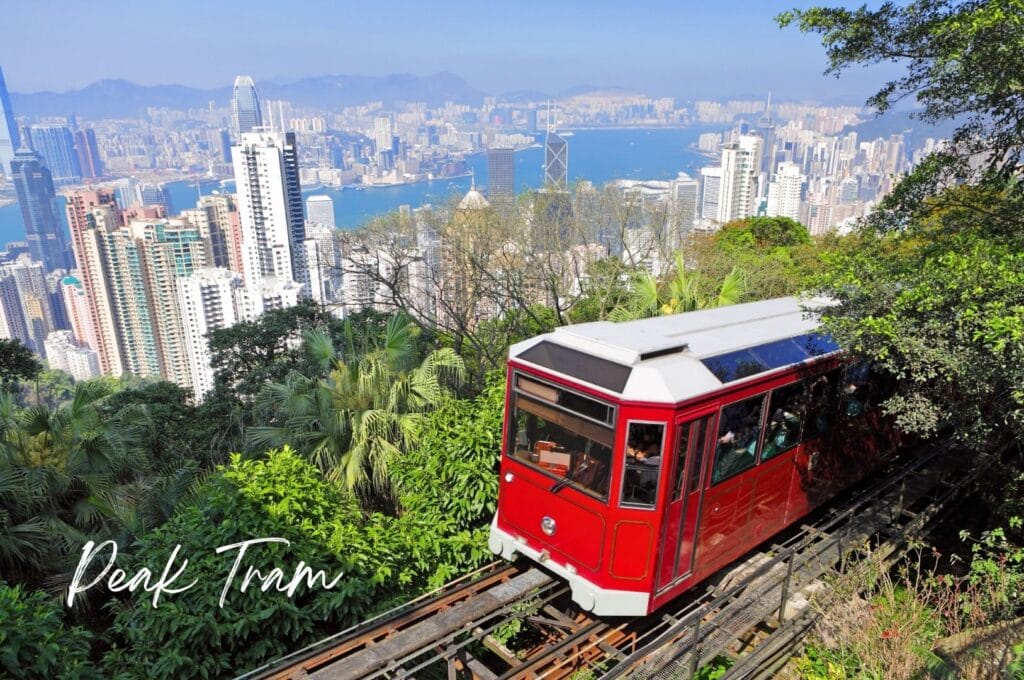 peak tram rouge et blanc sur les hauteurs de l'île de Hong Kong