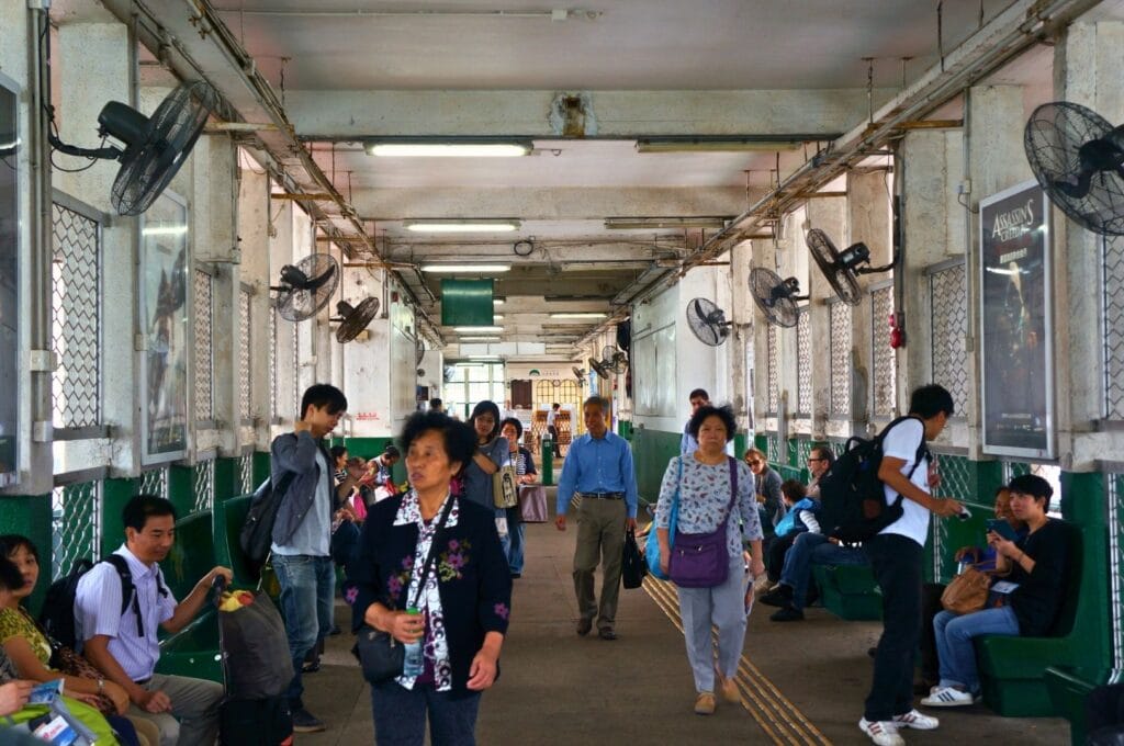 allée avec des voyageurs menant au port de Hong Kong