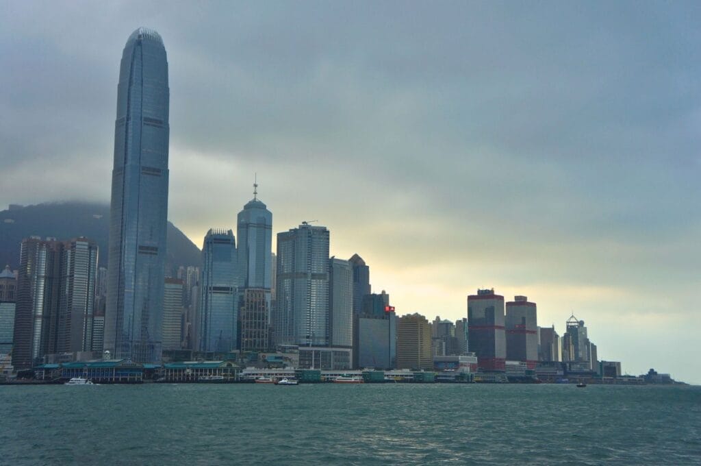 skyline de Hong Kong un peu dans la brume