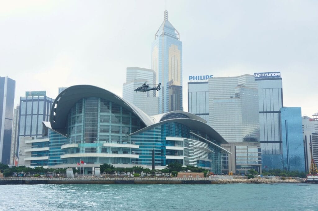 hélicoptère devant des gratte-ciels de Hong Kong