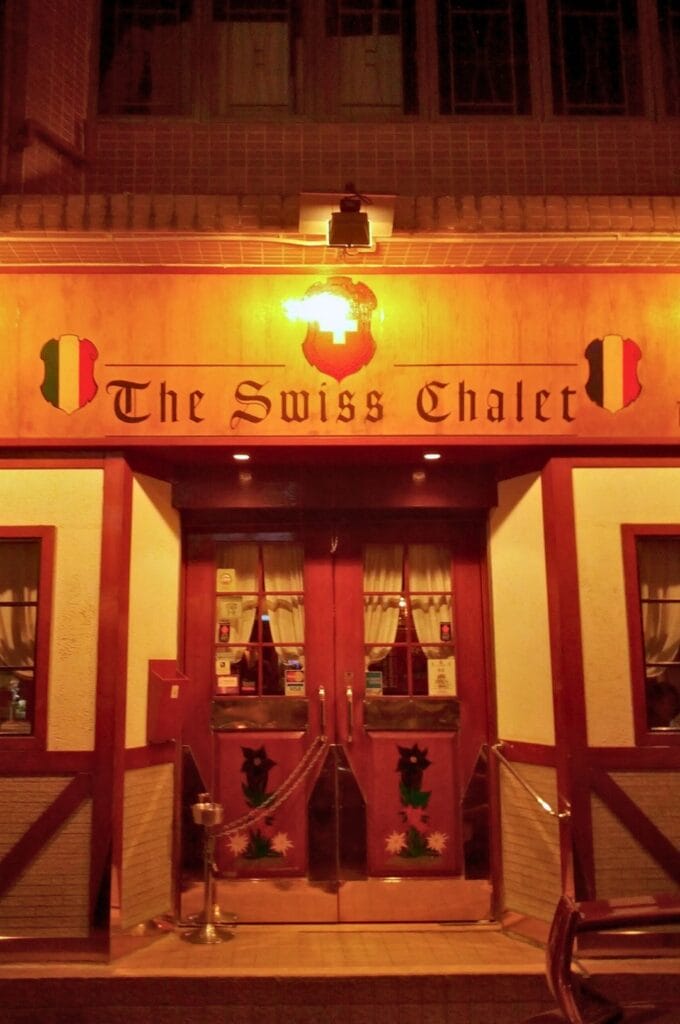 façade en bois du restaurant The Swiss Chalet à Hong Kong