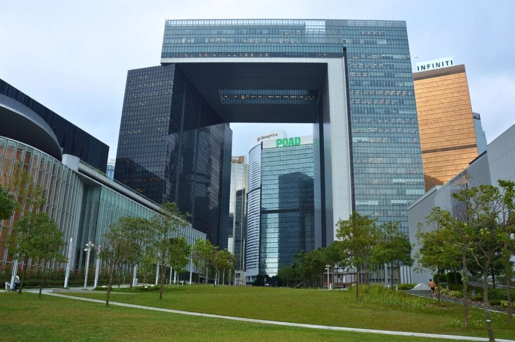vue sur les gratte-ciels depuis Tamar Park sur l'île de Hong Kong