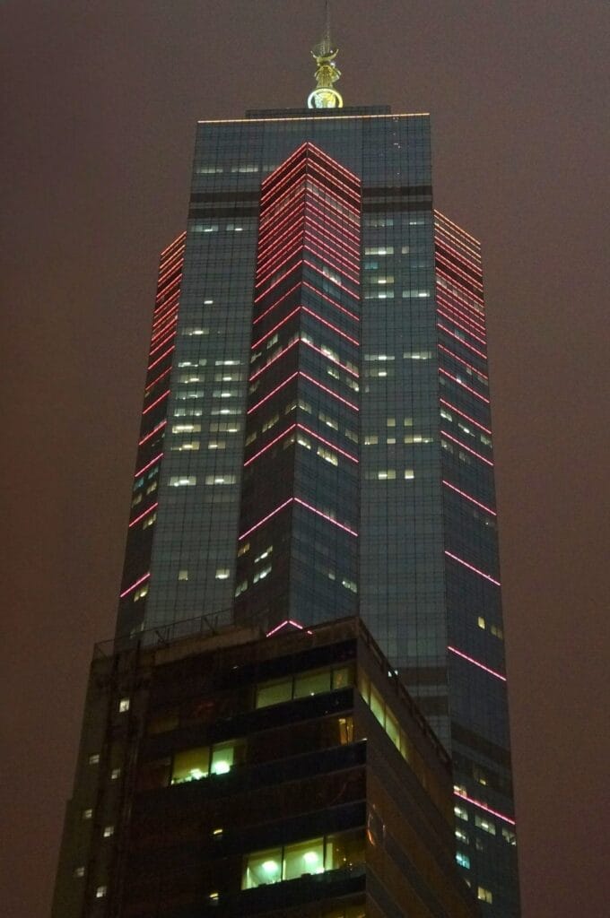 la tour The Center illuminée de nuit