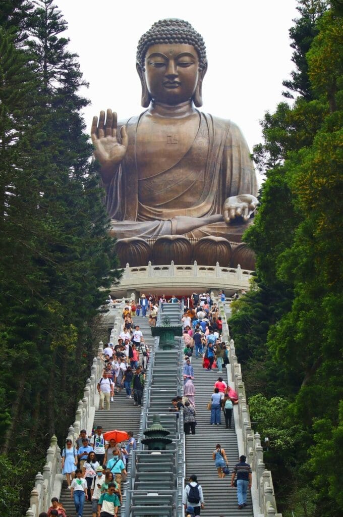 les escaliers qui mènent au bouddha géant Tian Tan