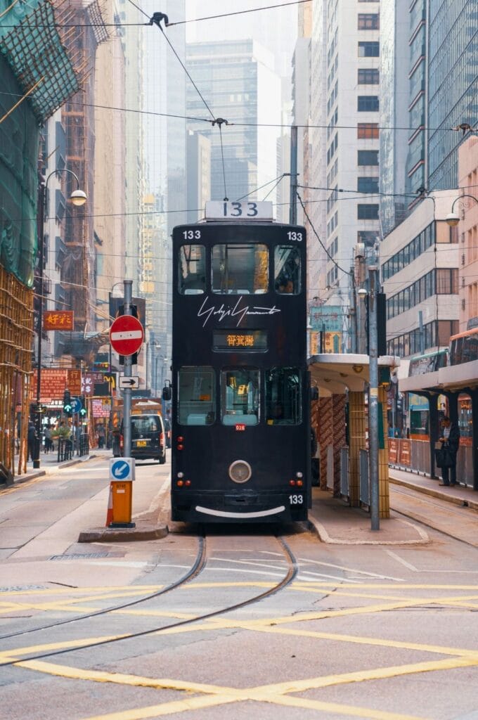 un des tramways ou ding ding noir sur l'île de Hong Kong