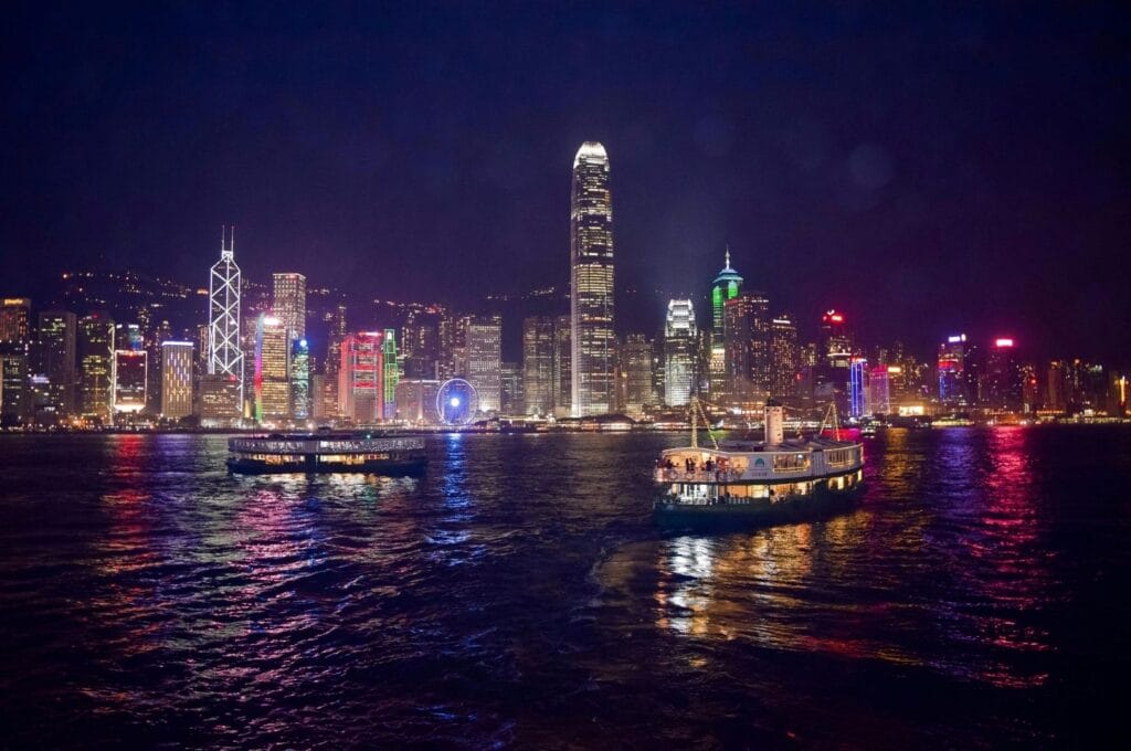 la skyline de Hong Kong illuminée dans la nuit