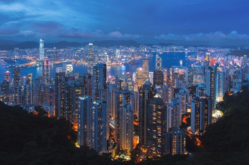vue sur Hong Kong de nuit depuis le pic Victoria