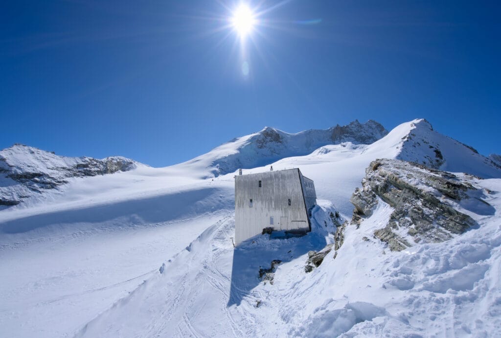 cabane de Tracuit avec le Bishorn derrière