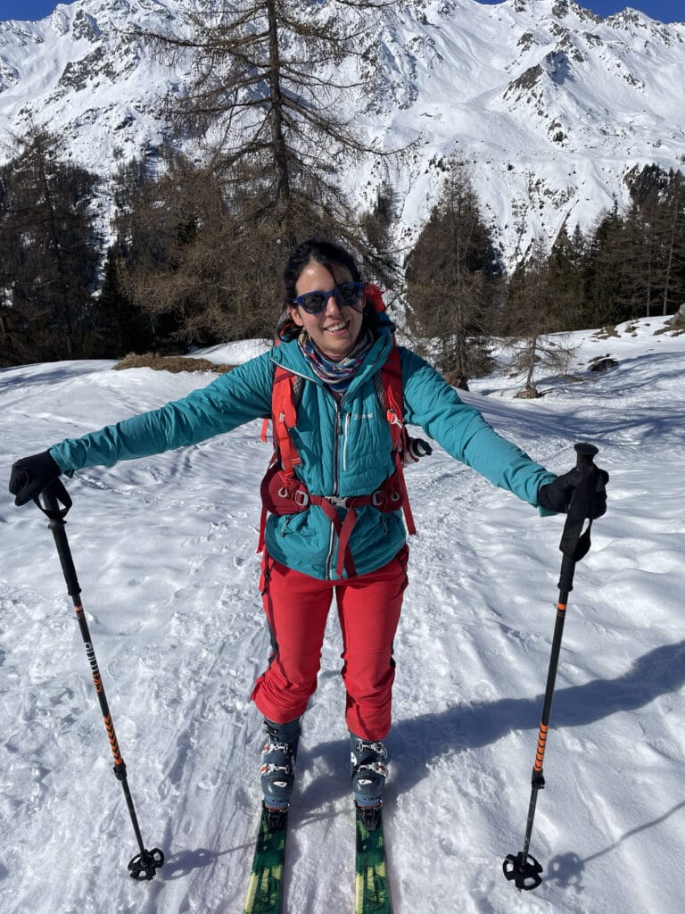 Carmen fait du ski de rando